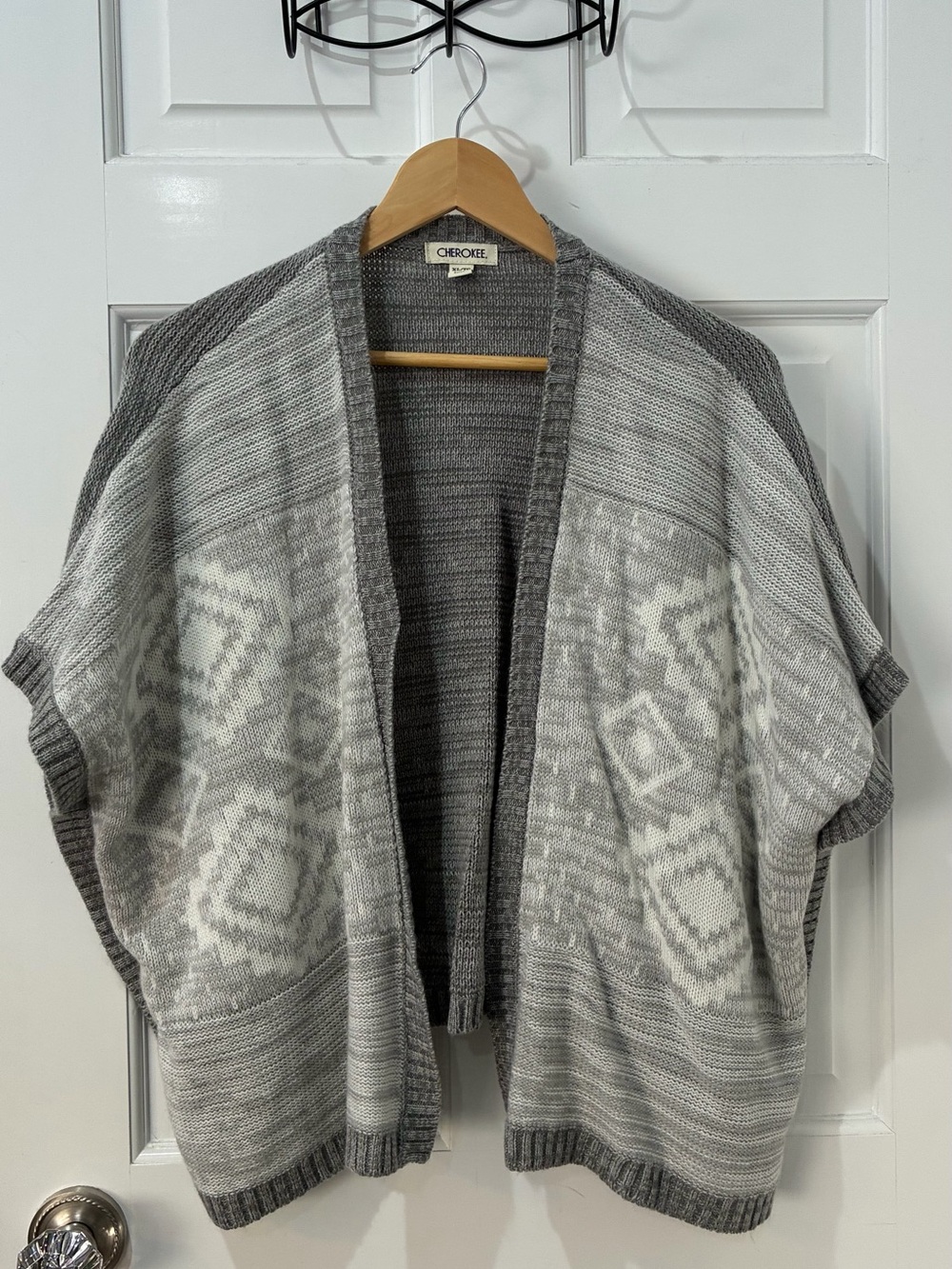 Cherokee Gray & White Open-Front Patterned Knit Shrug